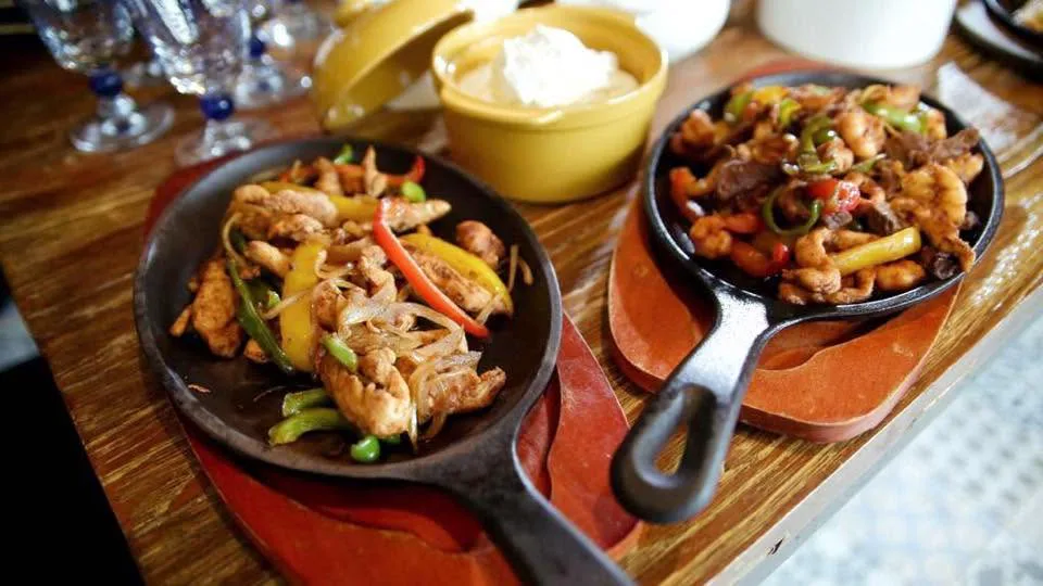 Fajitas servies sur poêle brûlante
