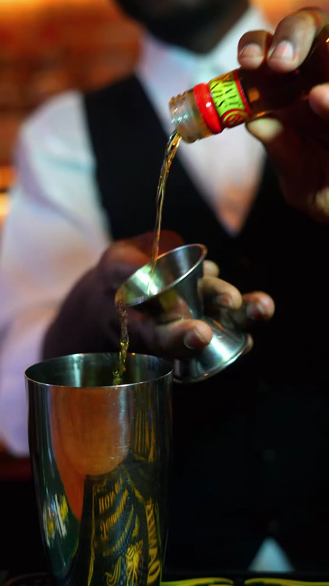 Préparation d'un cocktail au bar